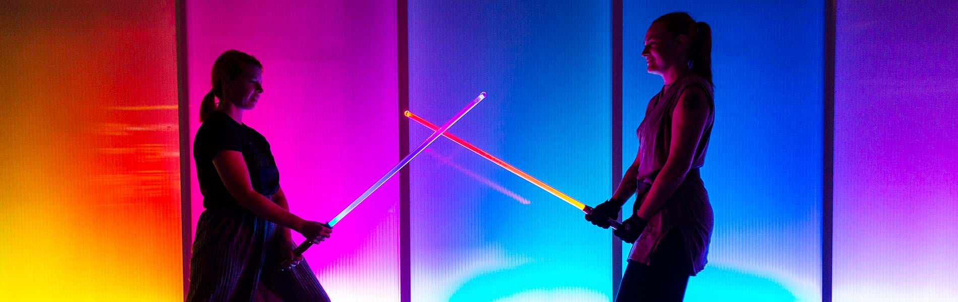 Två kvinnor med lasersvärd