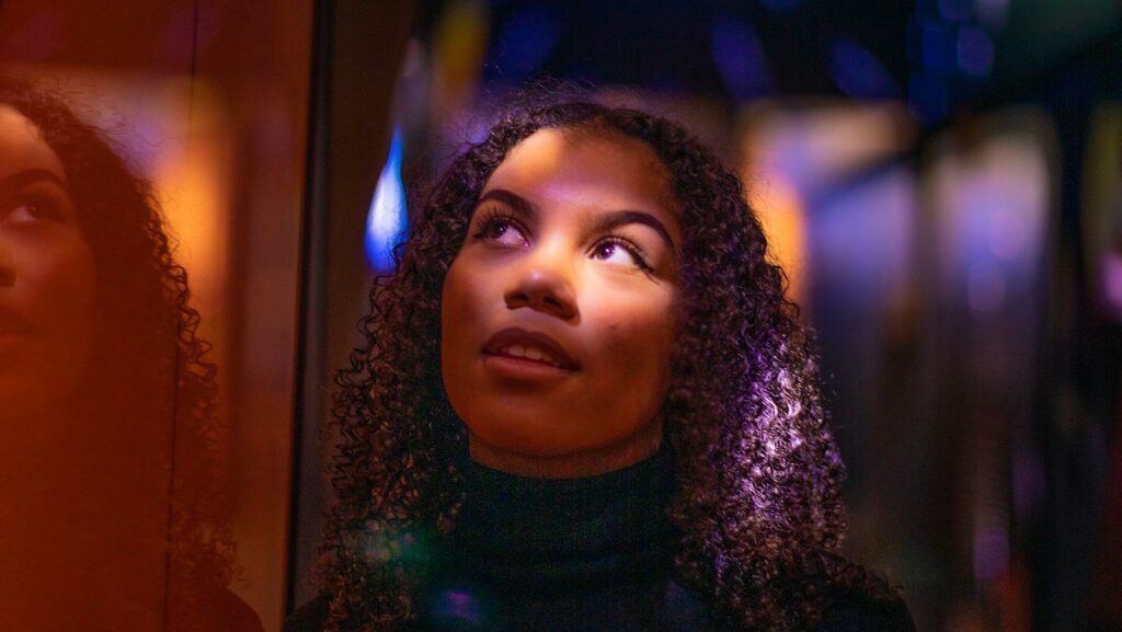 tjej som tittar nyfiket bort från kameran