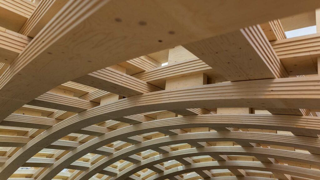 Närbild på träbalkarna och dess böjning i Wisdome