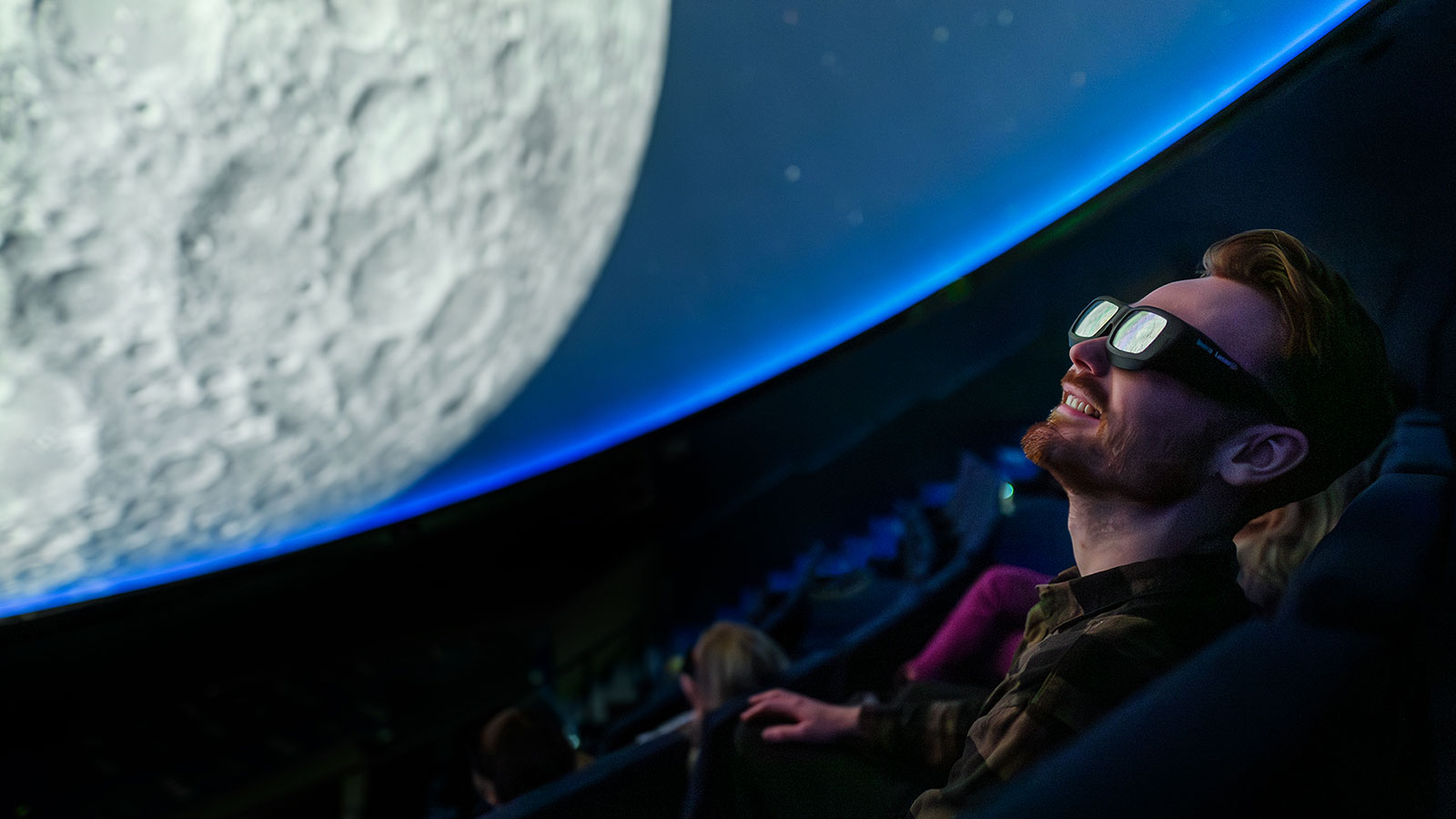 man med vr-glasögon som tittar på månen.