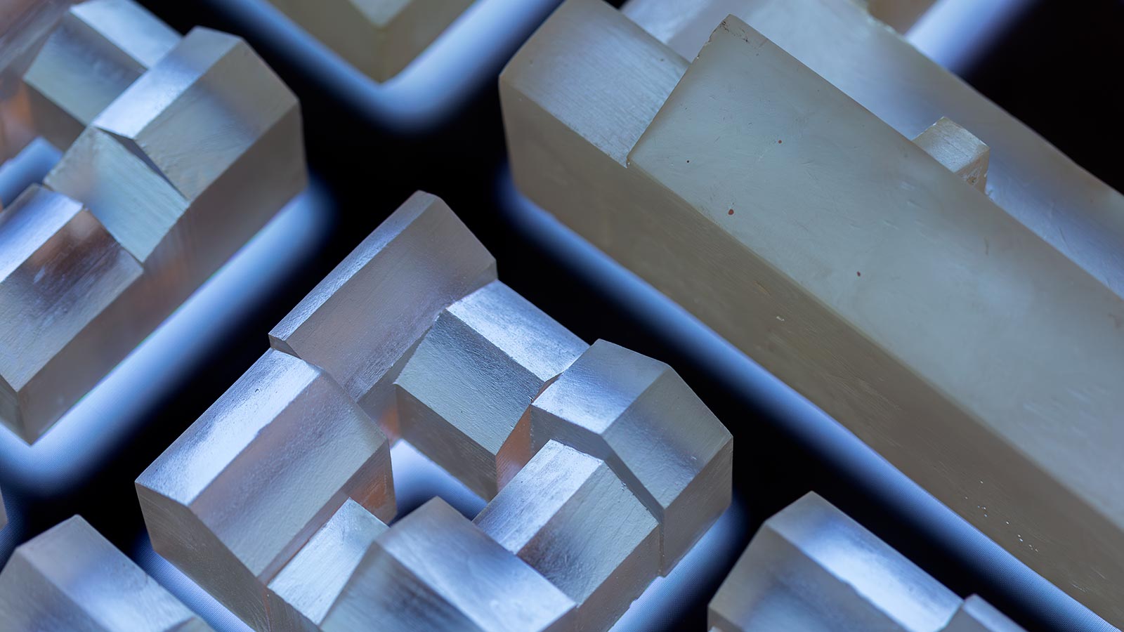 Närbild på massa 3d-hus i blå färg som visas på en skärm i utställningen Zero CIty.