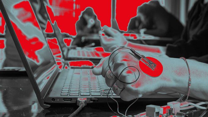 Händer som är kopplade till en dator med sladdar och elektroner