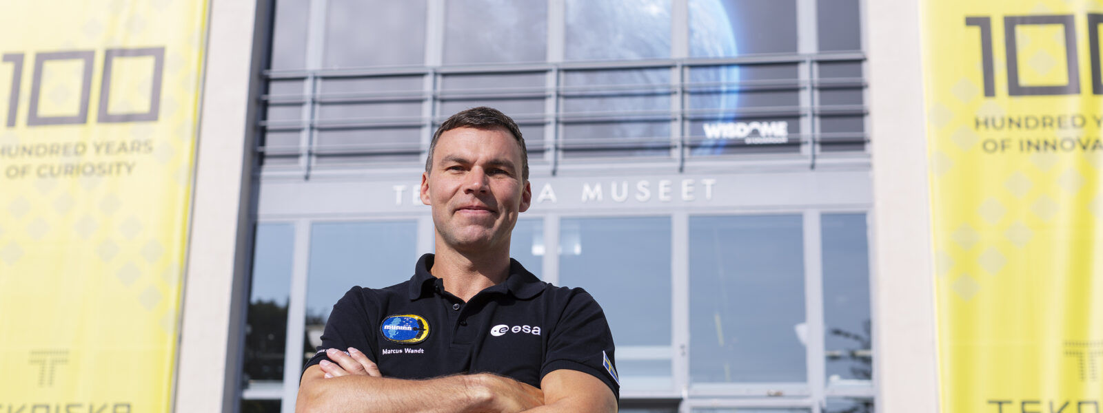 Marcus Wandt står framför tekniska museets exteriör