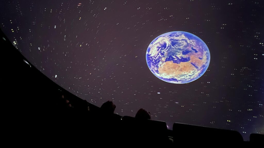 Jorden i 3D som visas för en publik i en fulldome