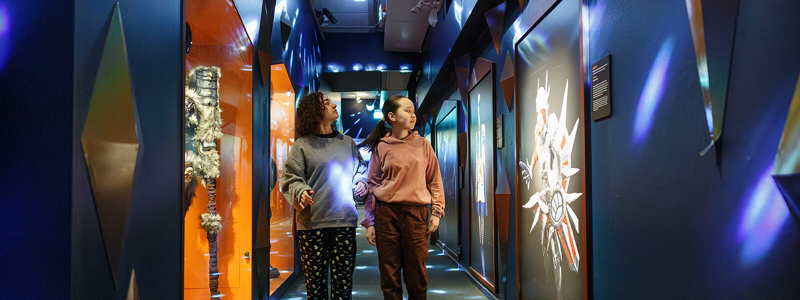 Barn som går runt i en utställning och tittar på montrar