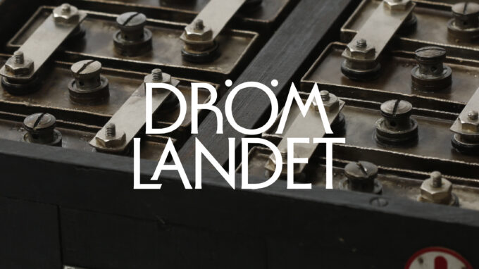 Närbild på maskin med skruvar och loggan Drömlandet