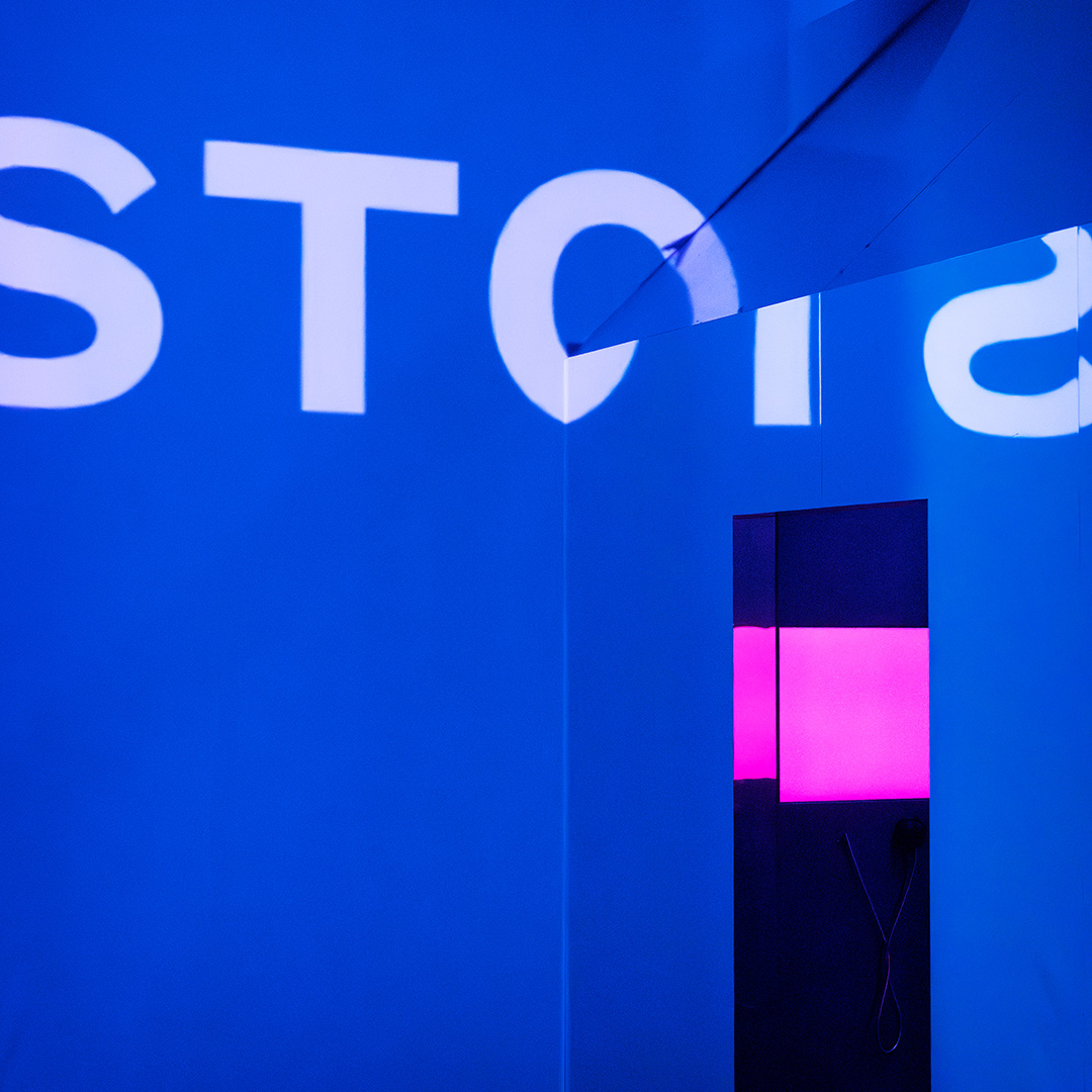 blå neonljus med projektor som visar suddig text.
